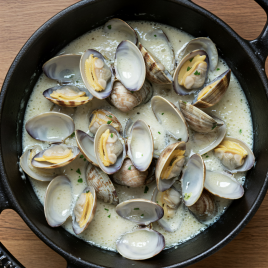 Клемы вонголе в сливочно-чесночном соусе